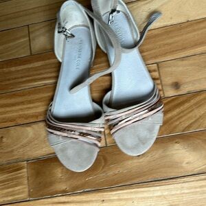 Kenneth Cole size 8.5 beige and gold sandals.